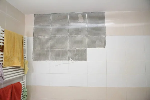 带裂开的白色和米色瓷砖的浴室墙 — 图库照片