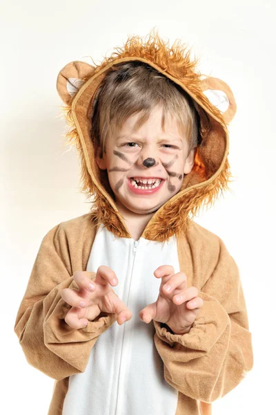 Pequeño niño con bigotes jugando león —  Fotos de Stock