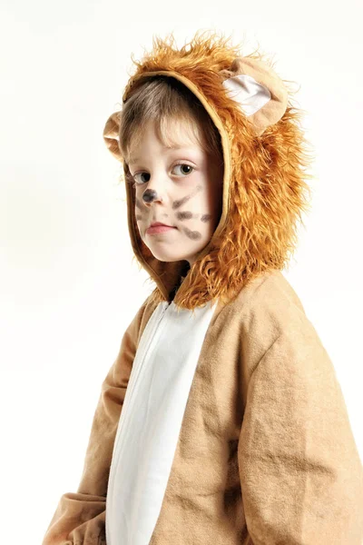 Liten pojke i lion coat tittar till vänster — Stockfoto