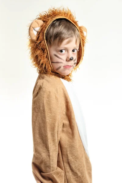 Liten pojke i lion coat tittar åt sidan — Stockfoto