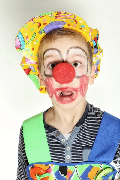 Vyděšený klaun s červeným nosem a žlutým kloboukem — Stock fotografie