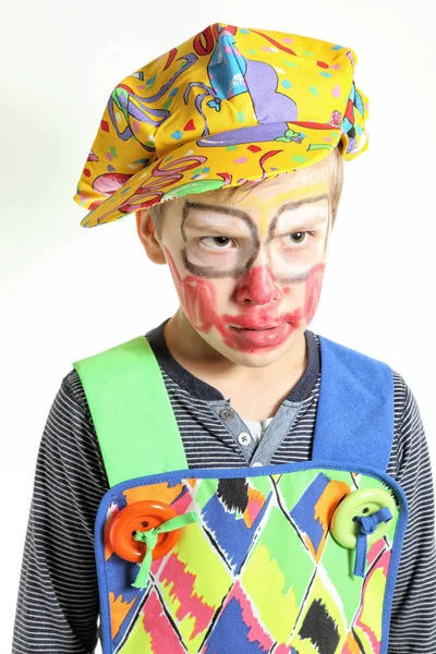 Portrait de clown en colère avec visage rouge et capuchon jaune — Photo