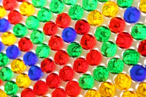 Вид збоку барвистих пластикових штирів на білому столі — стокове фото