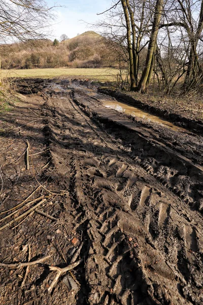 트랙터 추적으로 매우 진흙 농촌도 — 스톡 사진