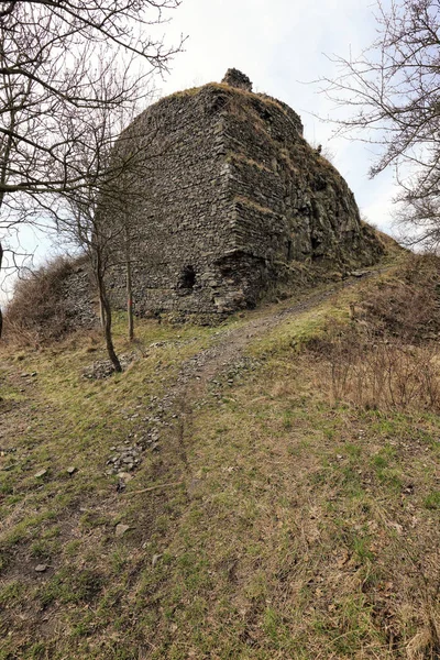 Antiguo castillo arruinado paredes en la colina cubierta de hierba — Foto de Stock