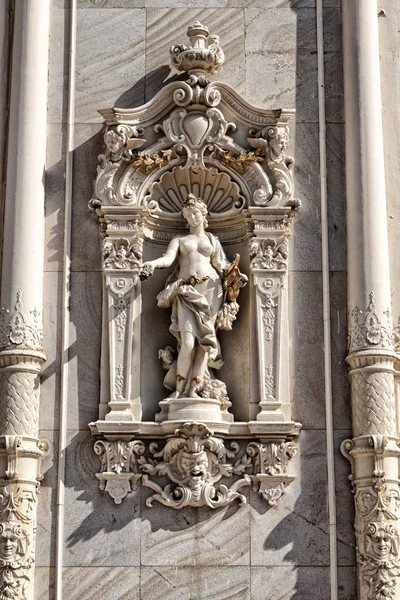 Статуя дівчини на фасаді історичної будівлі — стокове фото