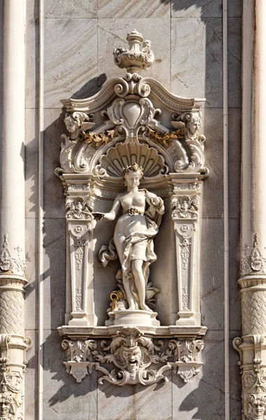 Статуя голих жінок в декоративному фасаді будівлі — стокове фото