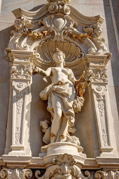 Художня статуетка напівголої леді, що тримає арфу — стокове фото