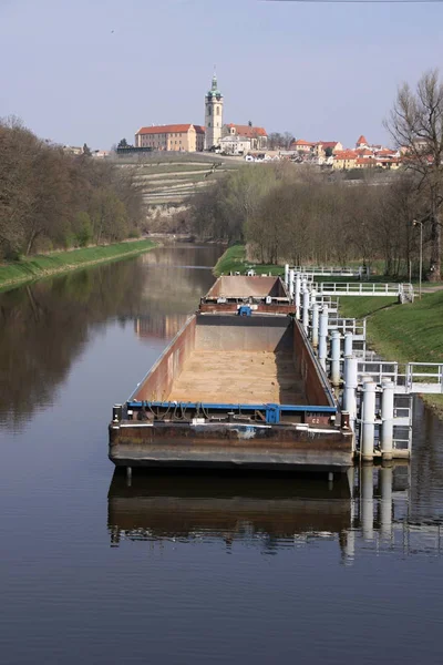 Lege vrachtschepen op de rivier door de Melnik — Stockfoto