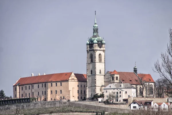 Kilise kulesi ve Melnik kale inşası — Stok fotoğraf