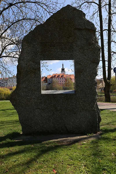 Grande pierre d'art avec le trou carré — Photo