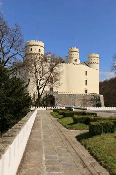 Bas rempart blanc du grand château d'Orlik — Photo