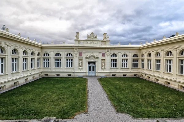 Edificio blanco con césped y sendero — Foto de Stock