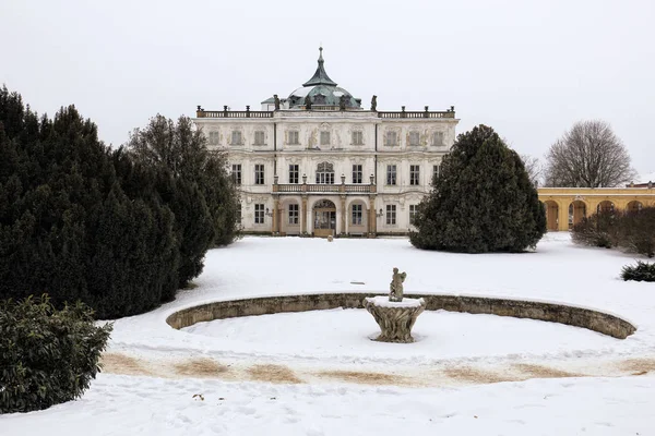 与雪盖喷泉城堡 Ploskovice — 图库照片
