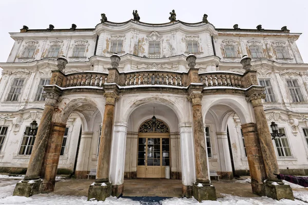 Historische gebouw van het Ploskovice-kasteel — Stockfoto