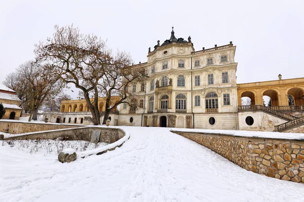Ploskovice castillo con árboles sin hojas en el invierno —  Fotos de Stock