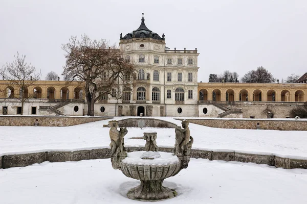 Schloss Ploskovice Hauptgebäude im Winter — Stockfoto