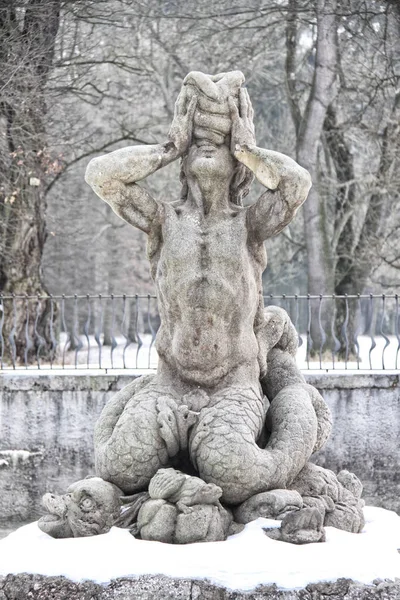 Escultura do espírito de água que bebe do vaso — Fotografia de Stock