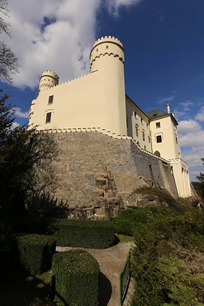 Hoge torens van het kasteel Orlik onder bewolkte hemel — Stockfoto