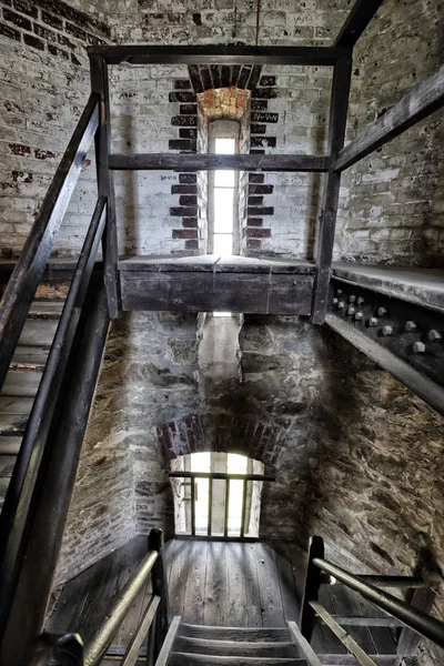 Interior de la antigua torre con escaleras de madera — Foto de Stock