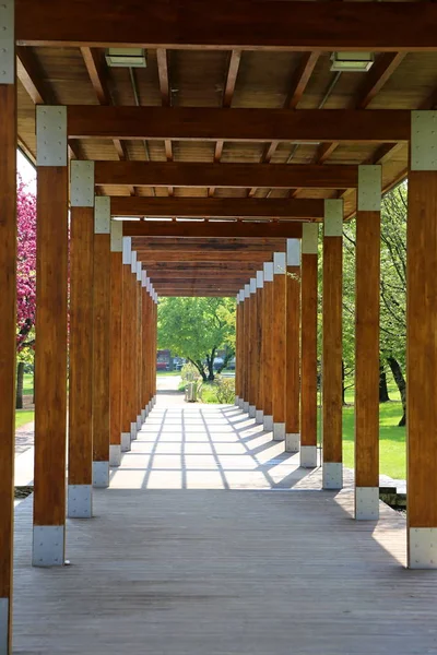 Podebrady 공원에서 나무 pergola — 스톡 사진