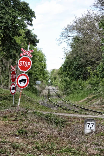 Znaki Stop z krzyża przez proste kolejowe — Zdjęcie stockowe