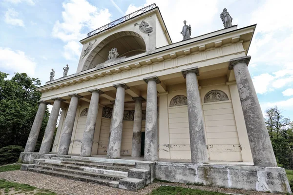 Apollon tempel gebouw in sterke perspectief — Stockfoto