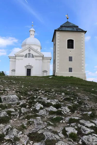 Churck och outlook torn på toppen av Svaty-kopec — Stockfoto