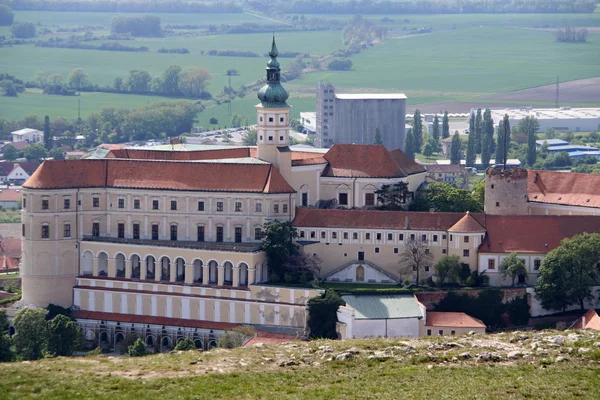 Büyük Mikulov Kalesi ile baskın kule bina — Stok fotoğraf