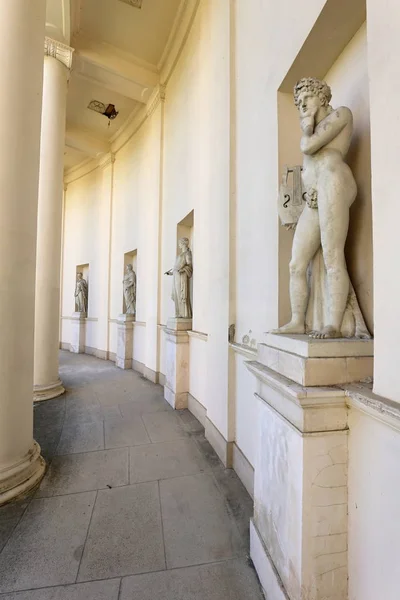 Salón con columnas y estatuas antiguas — Foto de Stock