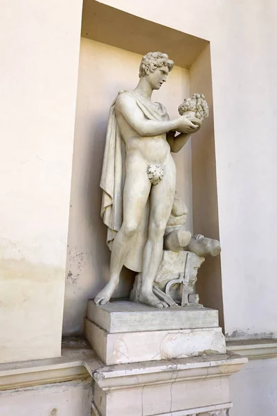 Antiguo héroe sosteniendo la cabeza de la estatua enemiga — Foto de Stock