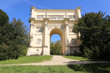 Güneşli yaz gününde Diana Tapınağı'nın önden görünümü