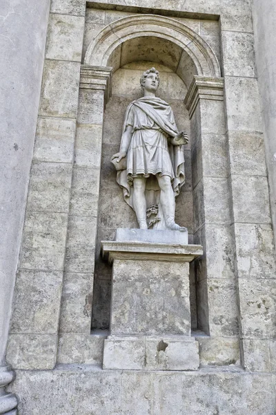 Висока кам'яна статуя чоловіка в античному стилі — стокове фото