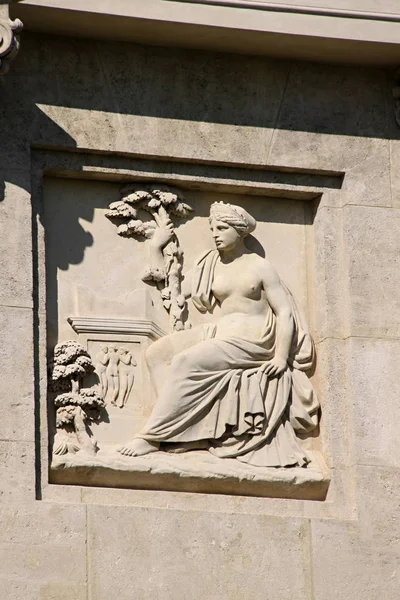 Detalle arquitectónico de la escultura de la dama sentada junto al árbol — Foto de Stock