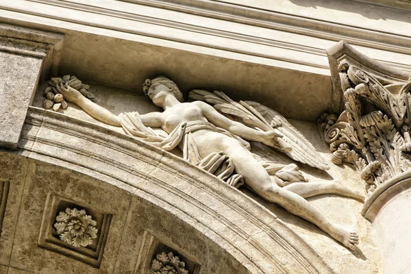 Архітектурні деталі заварили Rejstna із статуєю гола леді — стокове фото