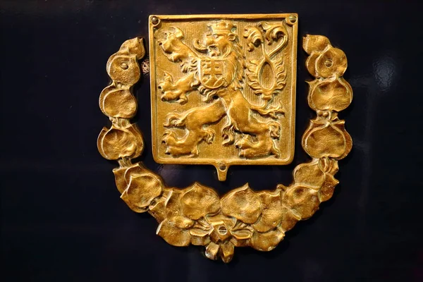 Brasão nacional de metais dourados da antiga Checoslováquia — Fotografia de Stock