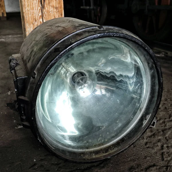 銀の反射板で大規模鉄道ランプ — ストック写真
