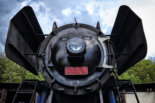 古い蒸気機関のボイラーの前部 — ストック写真