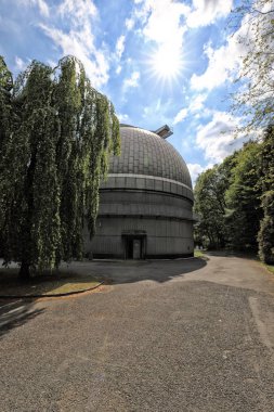 Büyük astronomik Gözlemevi kopula güneşli gökyüzü ile