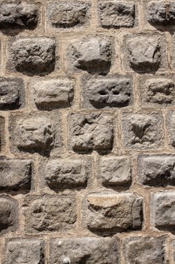 Gri taş duvar arka planda öğle