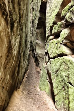 Çok yüksek kayalar arasındaki dar yol