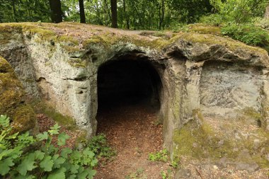 Kum taş kayaya oyulmuş küçük yapay mağara