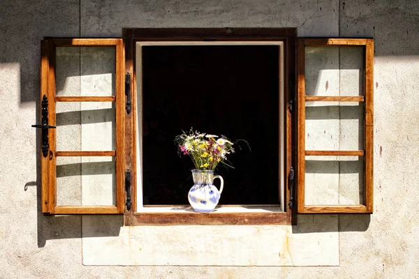 草原の花の花束と開いているウィンドウ フレーム — ストック写真