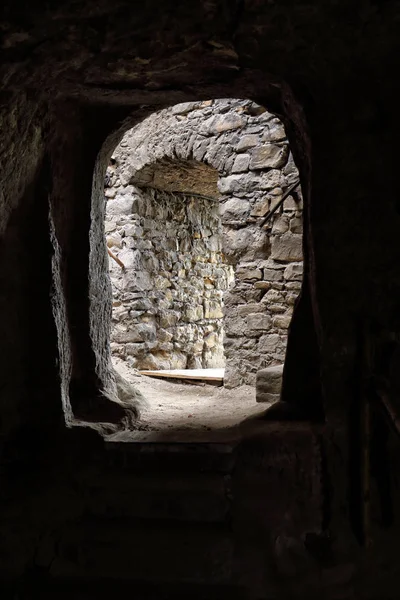 Vista a través de la puerta del castillo a la pared de piedra — Foto de Stock