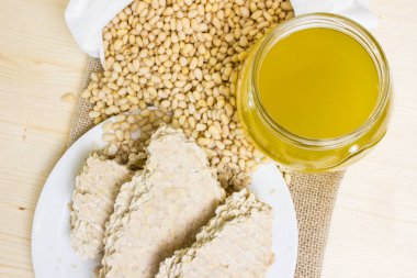 Üstten Görünüm. Çam fıstığı bir beyaz pamuklu torbaya sedir yağı soğuk preslenmiş ve bir pasta çam tohumu