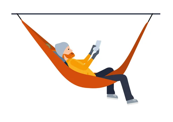 Klimmer hiking, toeristische rust in een hangmat opknoping in de bergen, de toerist met de tablet. — Stockvector