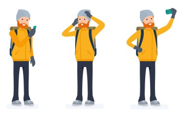 Dağcı ayarla, turist adam ile bir telefon. Beyaz arka plan karşı izole.