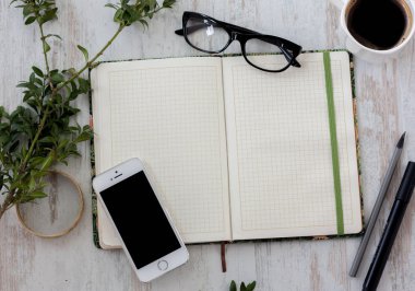 bloknot, kahve fincanı ve smartphone