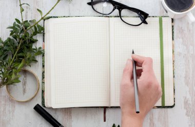 bloknot, kahve fincanı ve smartphone