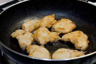 bir tavada tavuk fileto